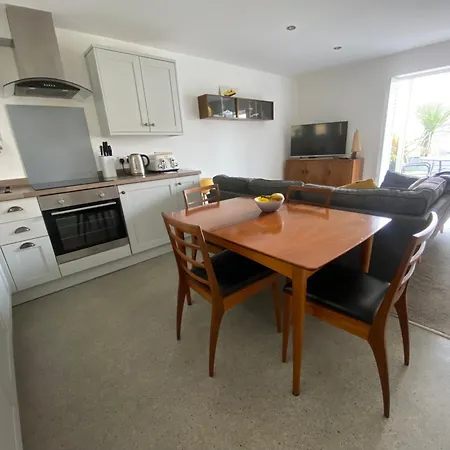 Retro Retreat, Sea View, Free Parking & Ev Plug-in