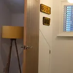 Retro Retreat, Sea View, Free Parking & Ev Plug-in