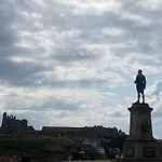 Retro Retreat, Sea View, Free Parking & Ev Plug-in Semesterbostad *