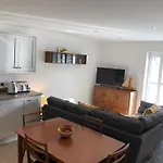 Retro Retreat, Sea View, Free Parking & Ev Plug-in Semesterbostad *