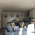 Retro Retreat, Sea View, Free Parking & Ev Plug-in *