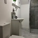 Retro Retreat, Sea View, Free Parking & Ev Plug-in Semesterbostad *