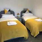 Retro Retreat, Sea View, Free Parking & Ev Plug-in Semesterbostad *