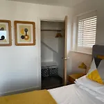 Semesterbostad Retro Retreat, Sea View, Free Parking & Ev Plug-in Whitby