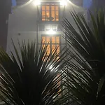 Semesterbostad Retro Retreat, Sea View, Free Parking & Ev Plug-in