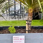 Retro Retreat, Sea View, Free Parking & Ev Plug-in