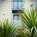 Retro Retreat, Sea View, Free Parking & Ev Plug-in Semesterbostad *