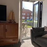 Retro Retreat, Sea View, Free Parking & Ev Plug-in * Whitby