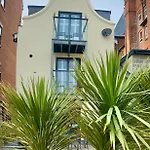 Retro Retreat, Sea View, Free Parking & Ev Plug-in Semesterbostad *