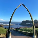 Retro Retreat, Sea View, Free Parking & Ev Plug-in Semesterbostad *