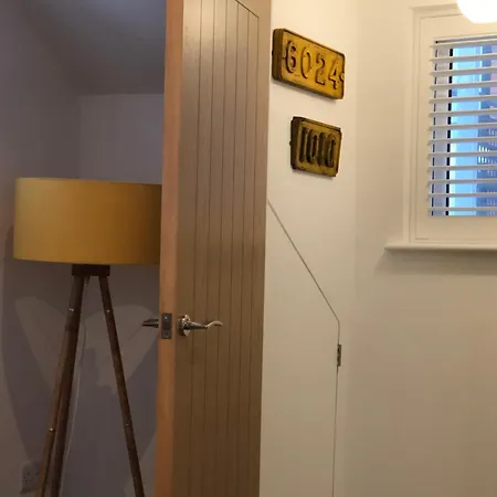 Retro Retreat, Sea View, Free Parking & Ev Plug-in