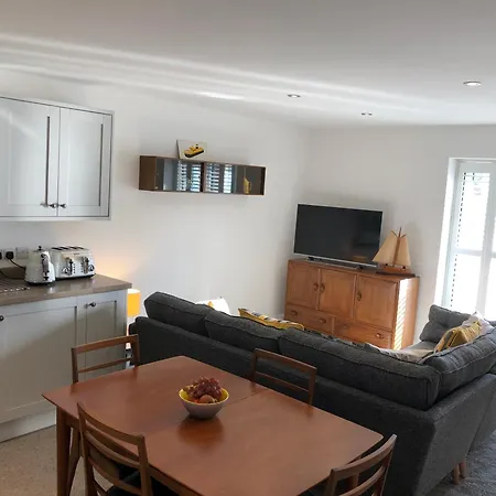 Retro Retreat, Sea View, Free Parking & Ev Plug-in Semesterbostad *