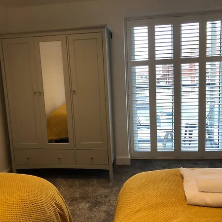 Retro Retreat, Sea View, Free Parking & Ev Plug-in *