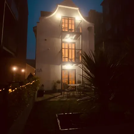 Retro Retreat, Sea View, Free Parking & Ev Plug-in