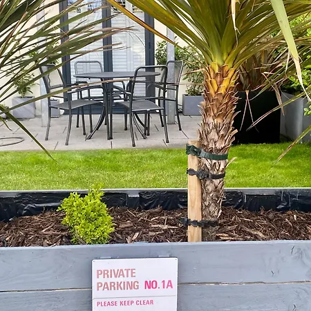 Retro Retreat, Sea View, Free Parking & Ev Plug-in