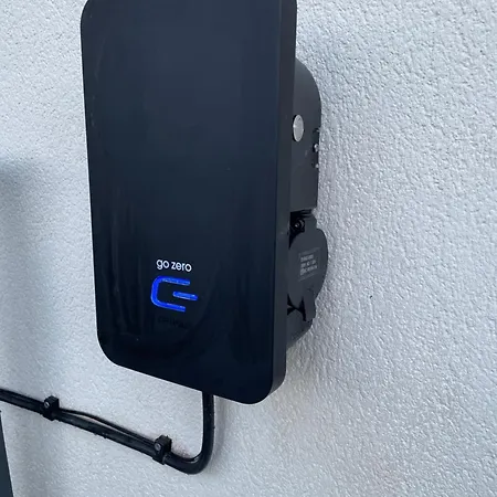 Retro Retreat, Sea View, Free Parking & Ev Plug-in Semesterbostad