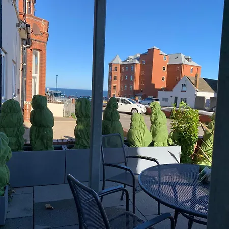 Retro Retreat, Sea View, Free Parking & Ev Plug-in Semesterbostad