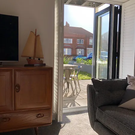 Retro Retreat, Sea View, Free Parking & Ev Plug-in * Whitby