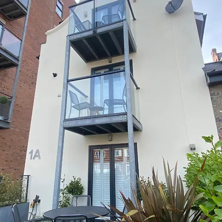 Retro Retreat, Sea View, Free Parking & Ev Plug-in *