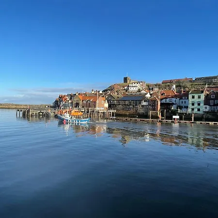 Retro Retreat, Sea View, Free Parking & Ev Plug-in * Whitby