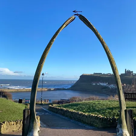 Retro Retreat, Sea View, Free Parking & Ev Plug-in Semesterbostad *