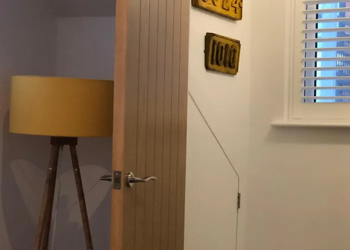 Retro Retreat, Sea View, Free Parking & Ev Plug-in