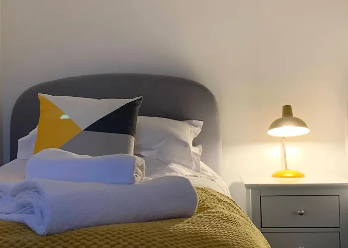 Retro Retreat, Sea View, Free Parking & Ev Plug-in