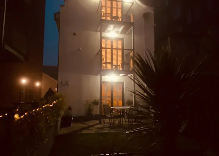 Retro Retreat, Sea View, Free Parking & Ev Plug-in