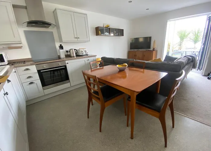 Retro Retreat, Sea View, Free Parking & Ev Plug-in