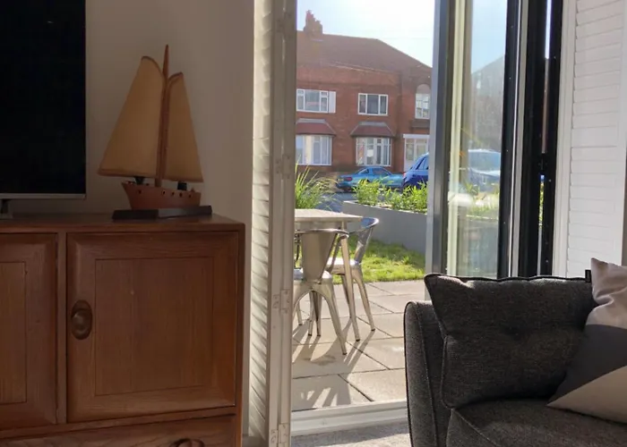 Retro Retreat, Sea View, Free Parking & Ev Plug-in * Whitby